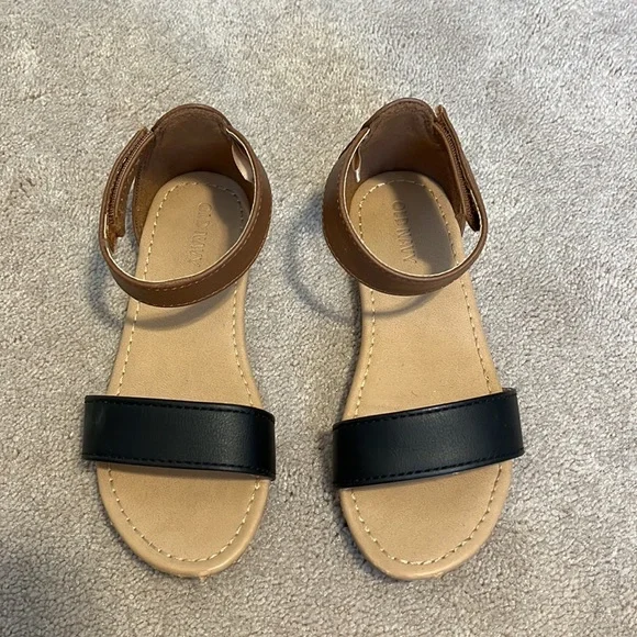 Old Navy Shoes - Picture 3 of 4